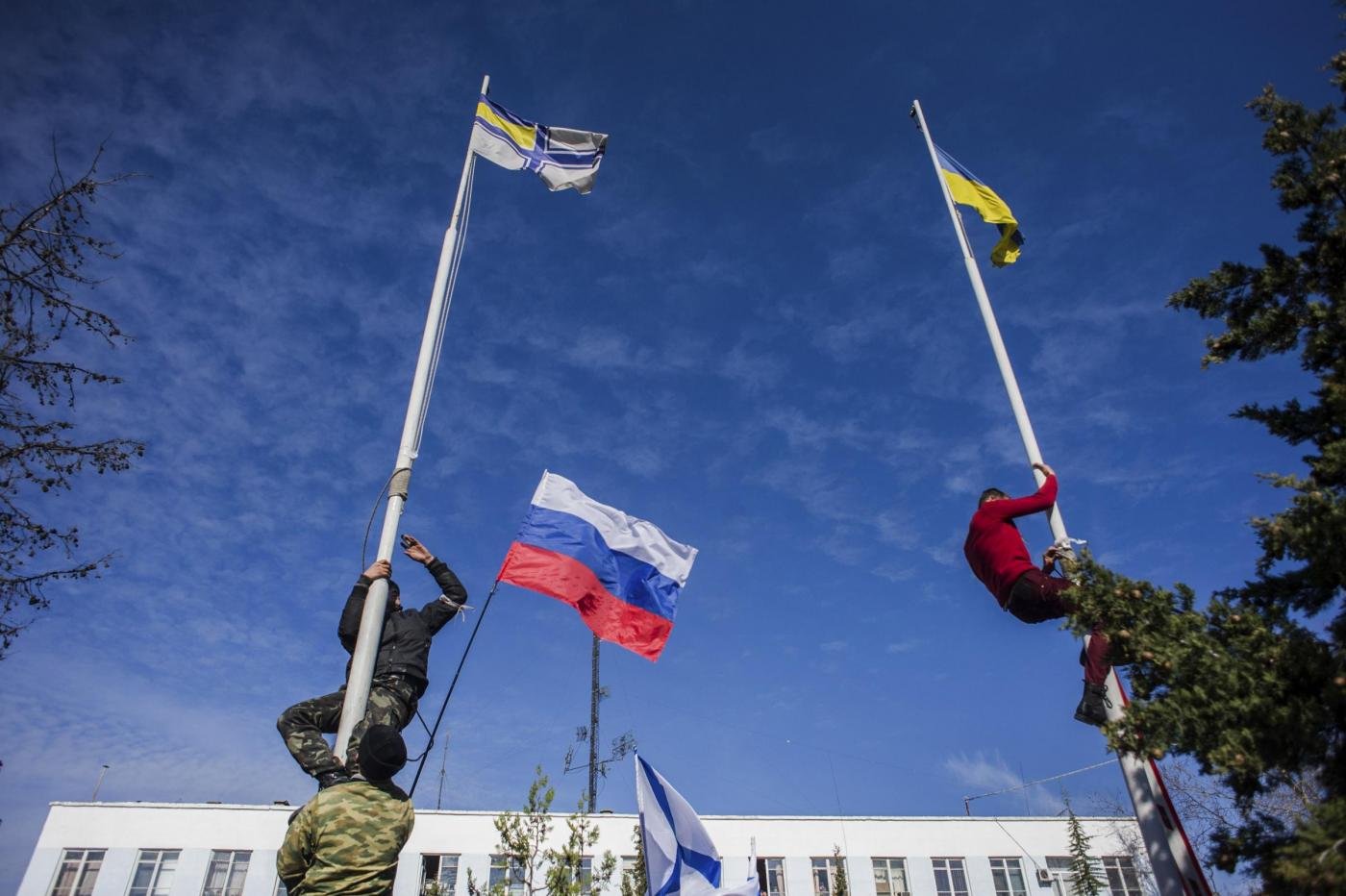 Флажок убрать. Боевой флаг Украины. Украинский флаг в Севастополе. Русские стоят на флаге Украины. Флагшток по украински.