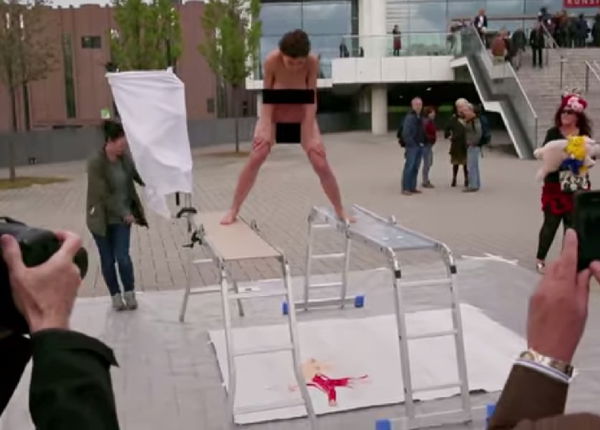 L’artista che dipinge espellendo uova dalla vagina