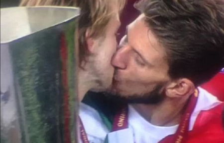 La vera storia del ‘bacio gay’ nella finale di Europa League article-post