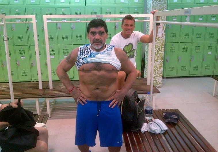 Diego Armando Maradona perde 20 chili e mostra i muscoli su Twitter article-post