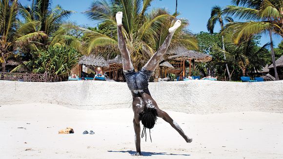 Il turismo sessuale delle cinquantenni in Kenya