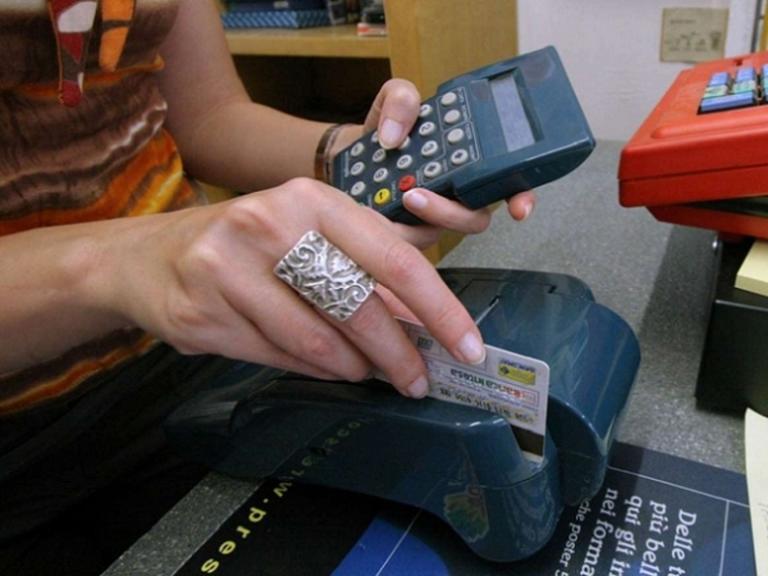 Cashback e bonus Befana: come funzionano le misure del governo che ti rimborsano se paghi con la carta