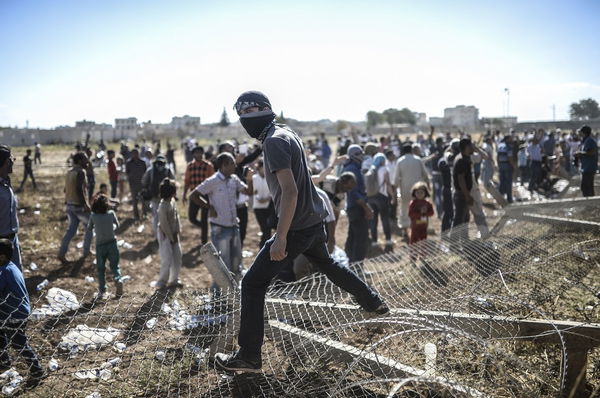 I curdi corrono alla battaglia per difendere Kobane dall’ISIS