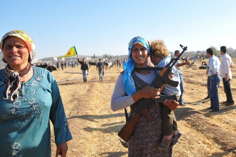 Mamma curda con AK-47 e bambino al confine tra Siria e Turchia nei pressi di Suruc (Photo Getty Images)