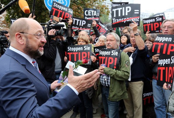 Proteste contro il TTIP, il presidente del Parlamento europeo Martin Schulz incontra i manifestanti. AFP PHOTO / DPA/ WOLFGANG KUMM   GERMANY OUT