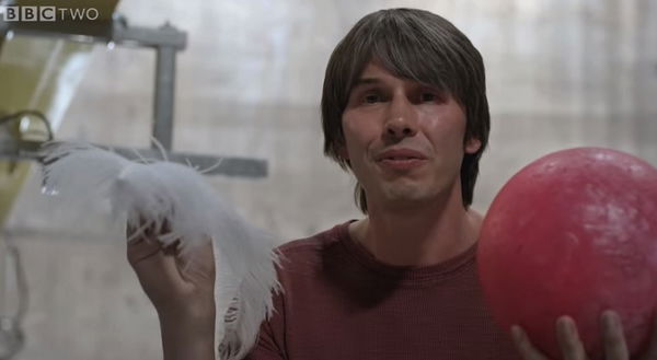 Il video che dimostra che una piuma e una palla da bowling cadono alla stessa velocità