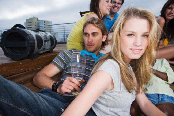 Gli 8 segnali che una ragazza usa per farti capire che le piaci