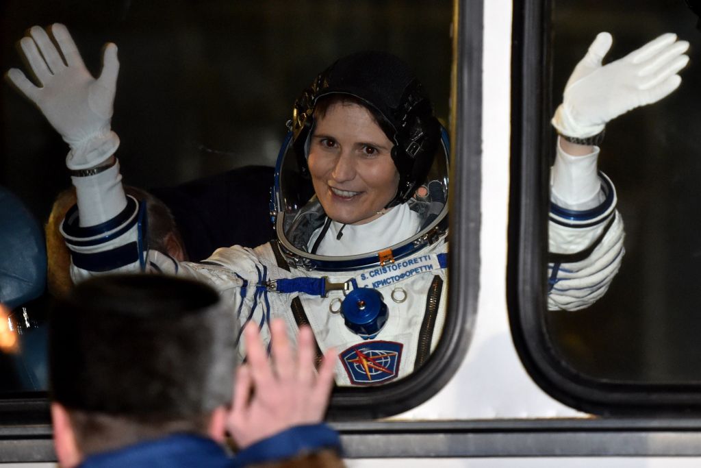 Samantha Cristoforetti assalita dai complottisti delle “scie chimiche” article-post