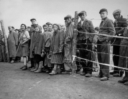Alcuni prigionieri del campo di Bergen Belsen . Aprile 1945. Foto: Keystone/Getty Images