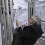 Elezioni in Grecia, una donna scruta le liste elettorali