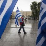 Elezioni in Grecia, bandiere greche in piazza Syntagma, di fronte al Parlamento