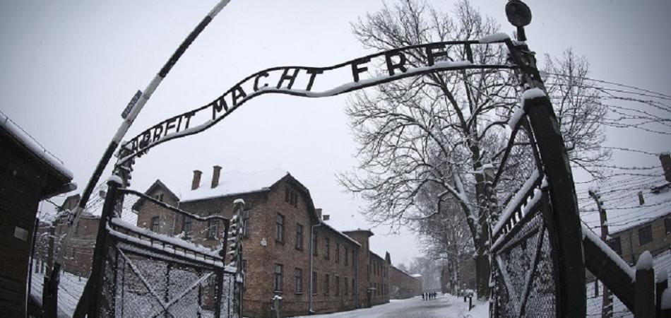 L'ingresso del campo di concentramento di Auschwitz