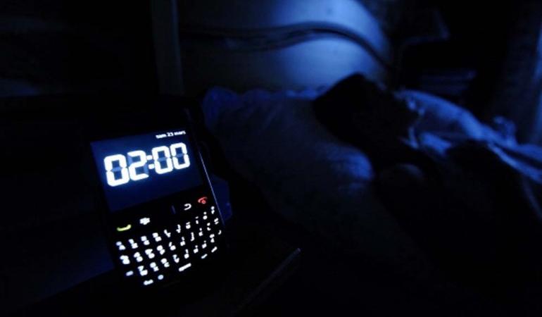 perché dormire con lo smartphone acceso fa male