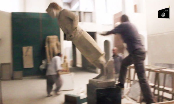 ISIS a due facce: distrugge le statue ma guadagna il traffico delle antichità