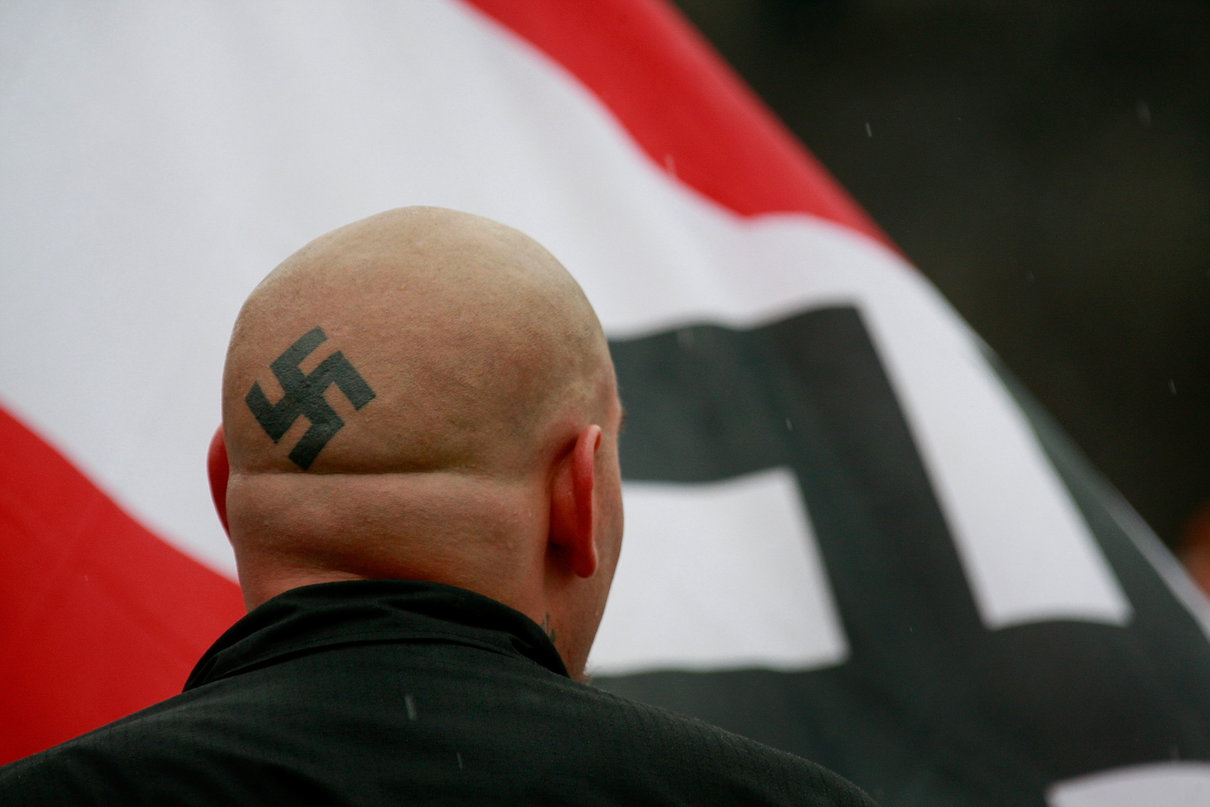 I neonazisti che annullano una manifestazione perchè vanno nella città sbagliata article-post