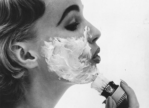 «Il mio segreto? Sono donna e mi rado la barba»: la polemica assurda che infiamma la stampa inglese