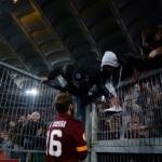 Roma-Fiorentina, le foto del confronto tra tifosi e giocatori