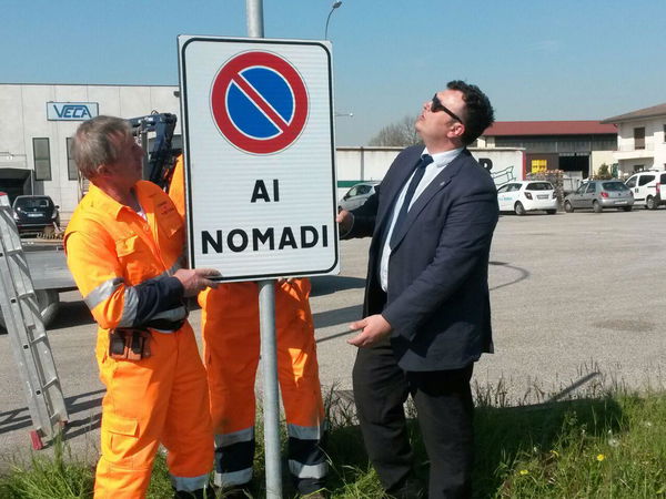 Joe Formaggio, il sindaco che mette il divieto anti-rom