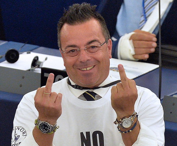 Gianluca Buonanno e il tweet vergogna sulla Diaz: «Solidarietà alle forze dell’ordine»