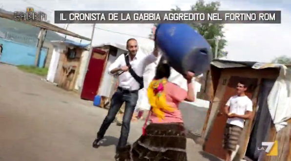Giornalista La Gabbia aggredito Rom