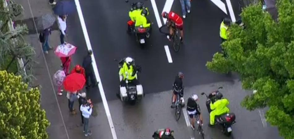 Giro d'Italia passaggio a livello chiuso
