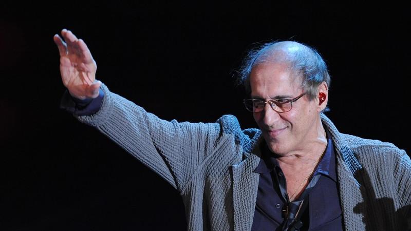Adriano Celentano «Sto iniziando a pensare a Salvini, ciao GrillòRenzi»