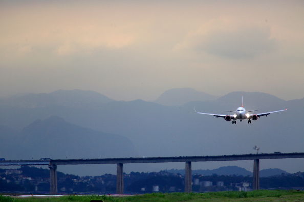 La pericolosa “moda” dei ragazzini che puntano il laser sui piloti degli aerei in fase di atterraggio