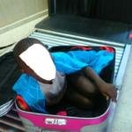bambino nascosto valigia marocco