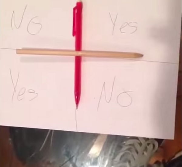 Charlie Charlie Challenge (ci sei?): come si fa la “seduta spiritica” che dilaga sul web