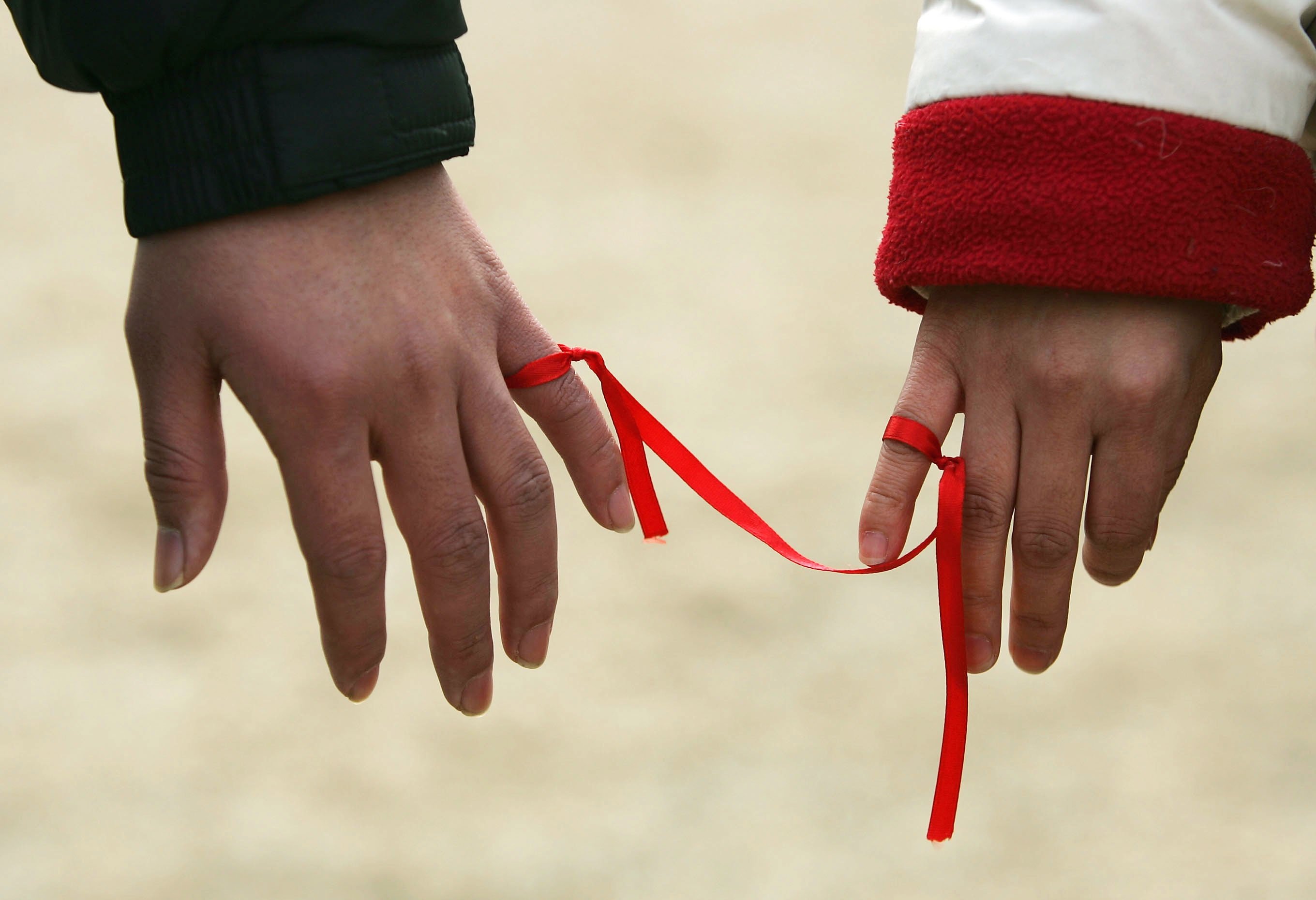 Привязка красными. Связанные красной нитью. Связаны одной нитью. Связаны красной нитью. Руки связанные нитью.