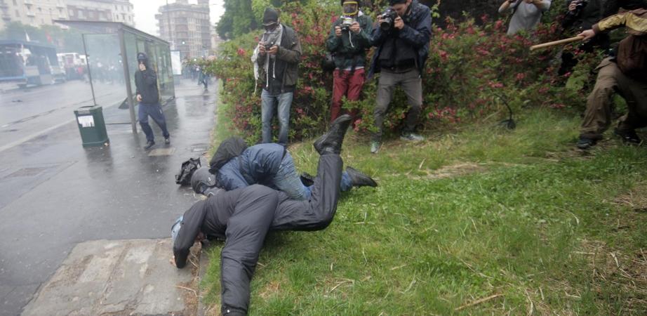 poliziotto picchiato