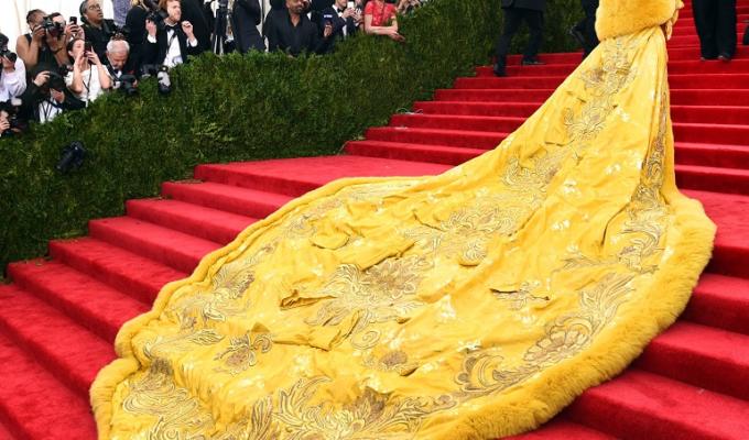 rihanna vestito giallo met gala