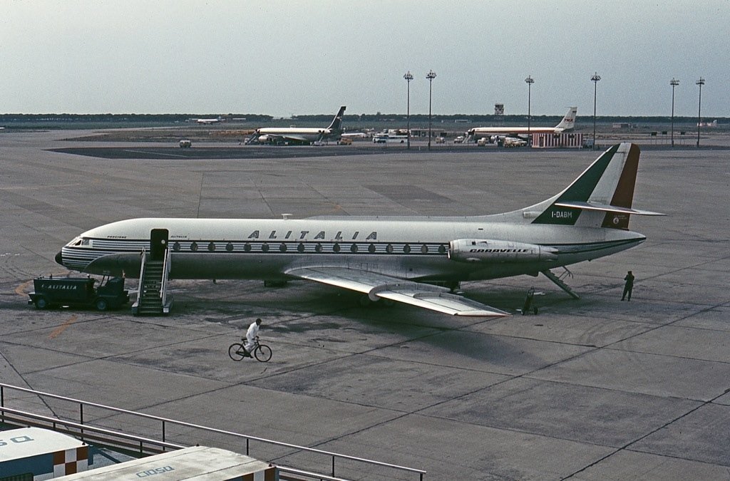 Un Caravelle in livrea Alitalia all'aeroporto Fiumicino, anni '60 (John Proctor-Wikipedia-Pubblico Dominio)