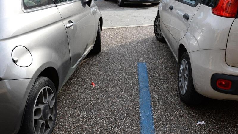 Parcheggio su strisce blu