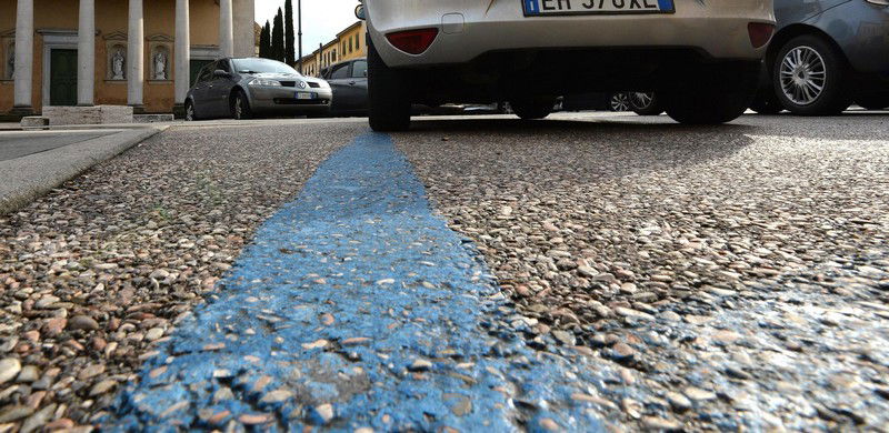 Parcheggio su strisce blu