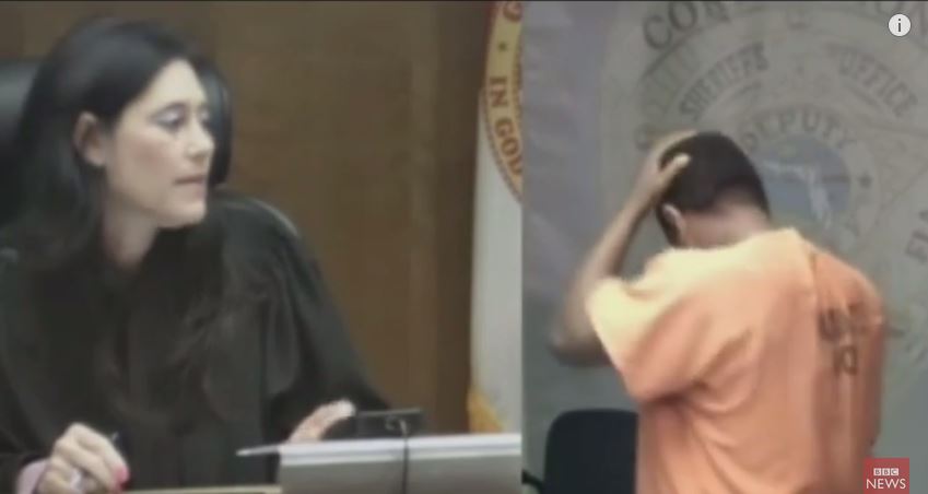 Il giudice che condanna l’ex compagno di scuola: IL VIDEO (che OVVIAMENTE) ha commosso il web article-post