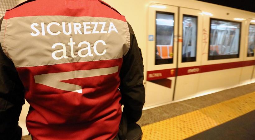 Roma uomo aggredito metro b bologna sigarette fumare