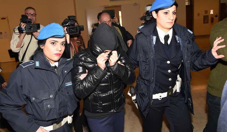 martina levato figlio abbraccio
