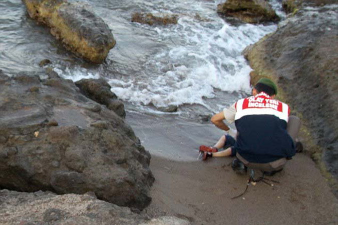 “Chi muore, in genere, perde le scarpe” e altre tragiche vette di tristezza del complottismo sulla morte Aylan article-post