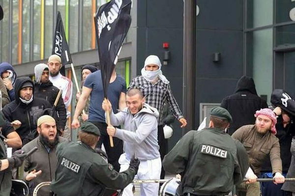 La bufala dei profughi dell’ISIS che attaccano la polizia tedesca (e altre)