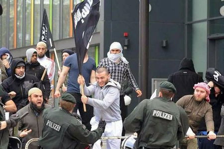 La bufala dei profughi dell’ISIS che attaccano la polizia tedesca (e altre) article-post