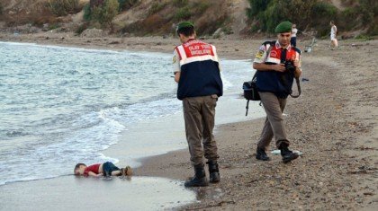poliziotti-turci-bambino-siriano-morto