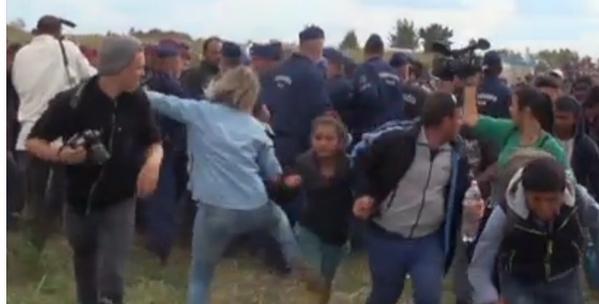 video operatrice calci sgambetto migranti