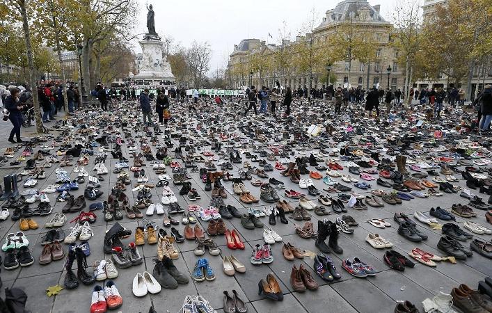 Le scarpe in piazza a Parigi