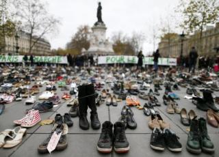 Le scarpe in piazza a Parigi