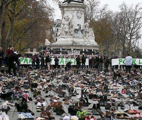 Le scarpe in piazza a Parigi