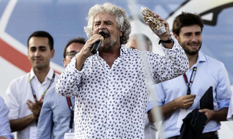 beppe grillo simbolo m5s