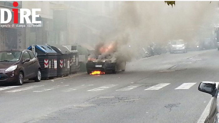auto in fiamme metro cipro