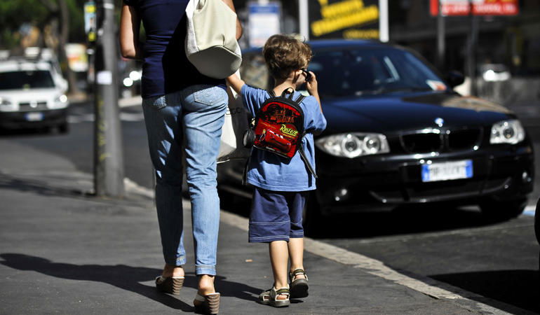 bambino ruba quaderno, carabiniere paga