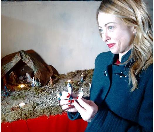giorgia meloni presepe marò